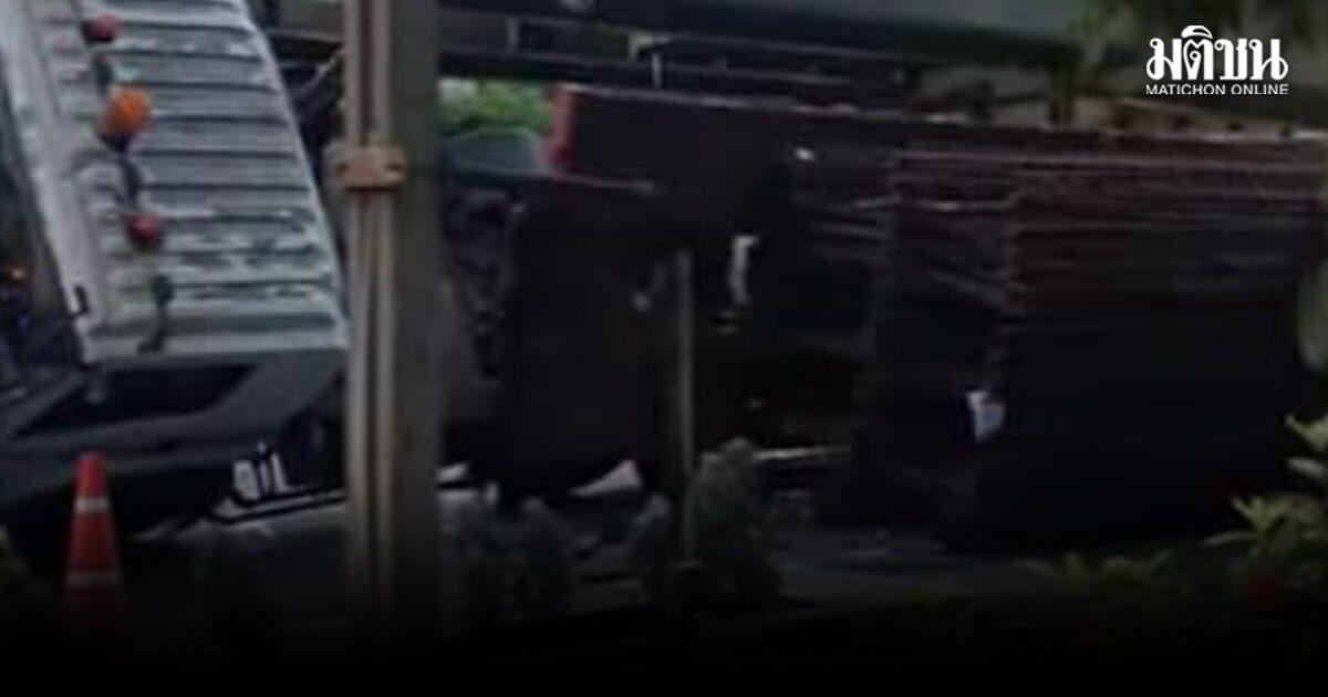18-Wheeler Truck Overturns on Din Daeng Road, Causing Traffic Disruptions