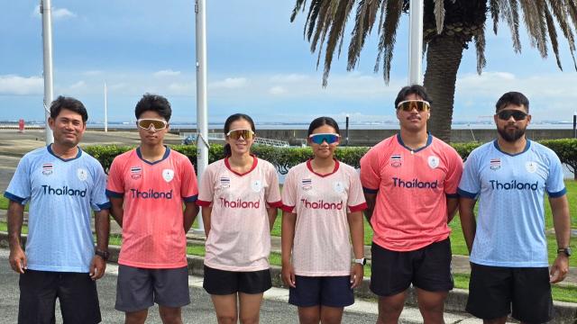 Thailändisches Windsurf-Team beginnt Training in Nagoya bei Regen