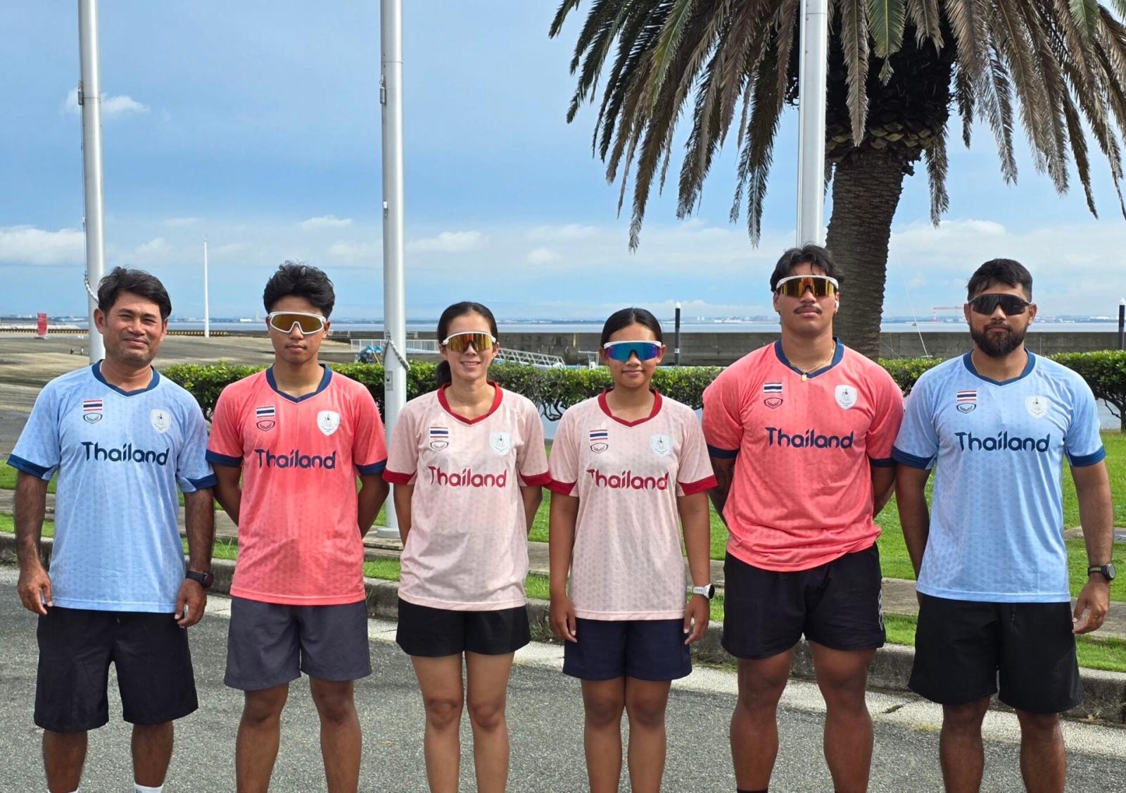 Thailändisches Windsurf-Team beginnt Training in Nagoya bei Regen