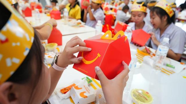McDonald’s Tailandia continúa la iniciativa ‘Touch of Smile’ para estudiantes con discapacidad visual