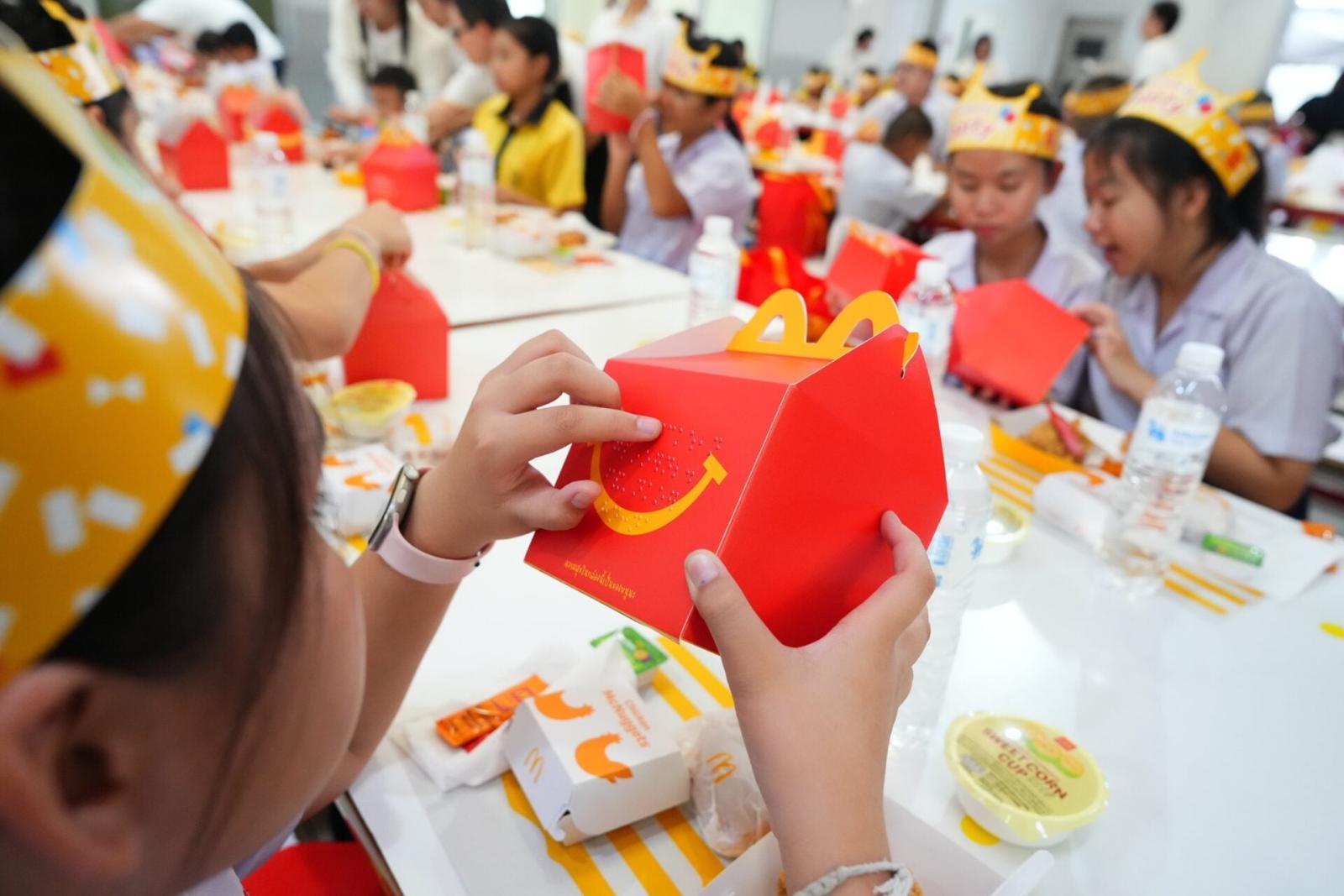 McDonald’s Tailandia continúa la iniciativa ‘Touch of Smile’ para estudiantes con discapacidad visual