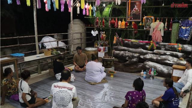 Entusiastas da loteria reúnem-se no templo de Kamphaeng Phet antes do sorteio