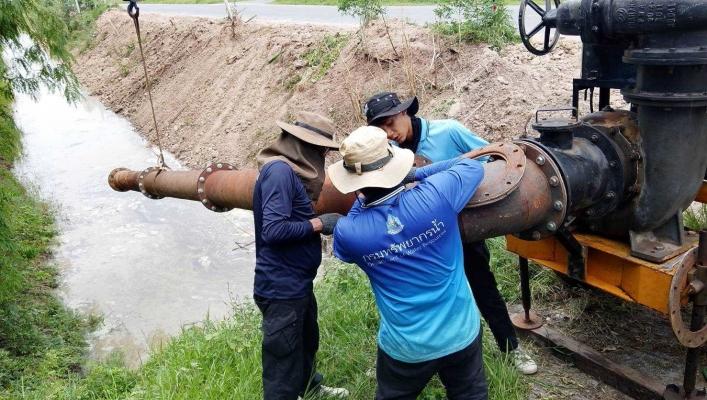 Departamento de Recursos Hídricos implanta bombas de emergência em Suphan Buri
