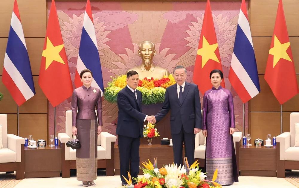 Thailändische Monarchen nehmen an offiziellem Empfang in der Nationalversammlung von Vietnam teil
