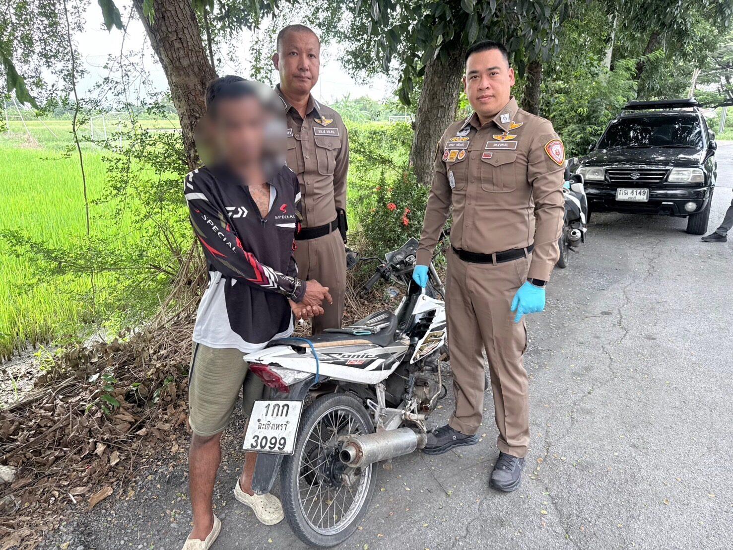 Motociclista detido em posto de controlo de emissões em Banguecoque por posse ilegal de arma de fogo