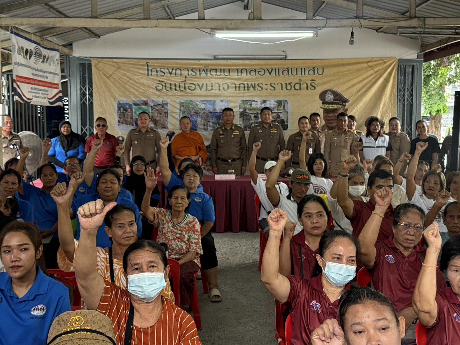 Comunidade e polícia lançam iniciativa antidrogas em Phet Phra Ram e Rong Pun