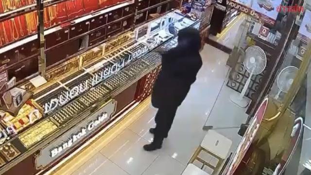 Suspeito preso após roubo a joalheria em Pathum Thani
