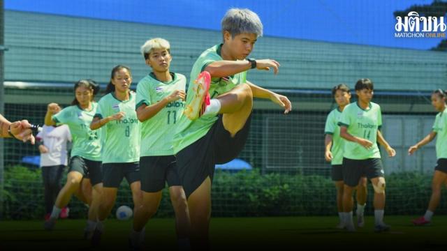 Trainer Alfred bereitet Chaba Kaew auf das kommende Spiel gegen Taiwan vor