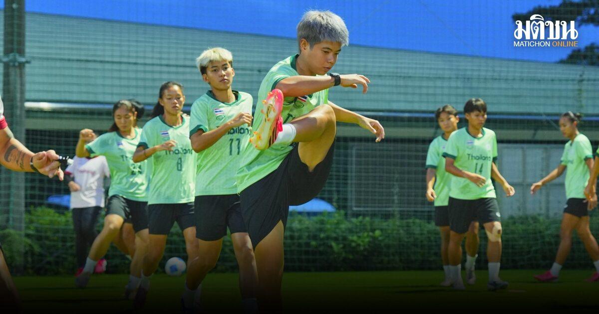 Trainer Alfred bereitet Chaba Kaew auf das kommende Spiel gegen Taiwan vor