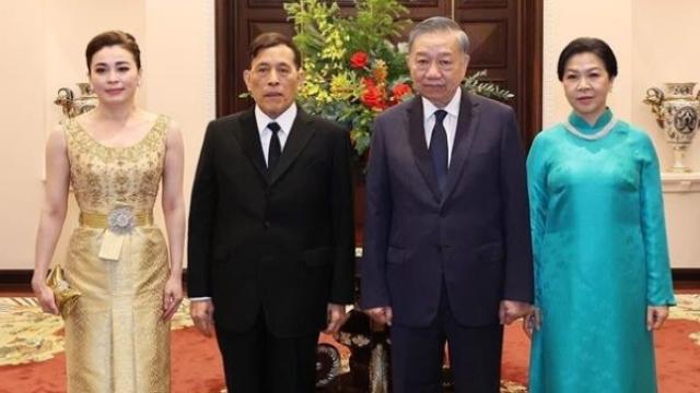 Leurs Majestés le Roi et la Reine de Thaïlande assistent à un dîner d'État officiel