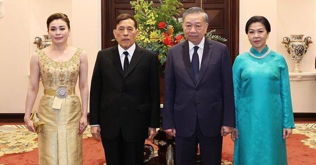 Leurs Majestés le Roi et la Reine de Thaïlande assistent à un dîner d'État officiel