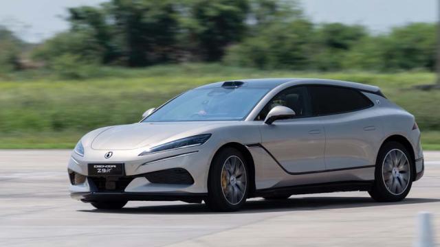 BYD выпускает роскошный электромобиль DENZA Z9GT в Таиланде