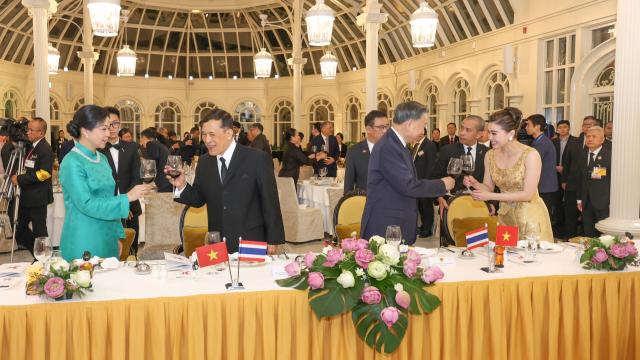 Le couple royal thaïlandais assiste à un dîner d'État au Vietnam