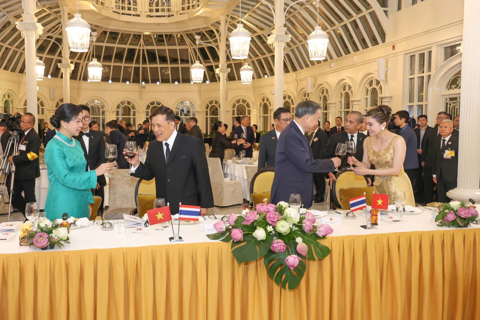 Le couple royal thaïlandais assiste à un dîner d'État au Vietnam