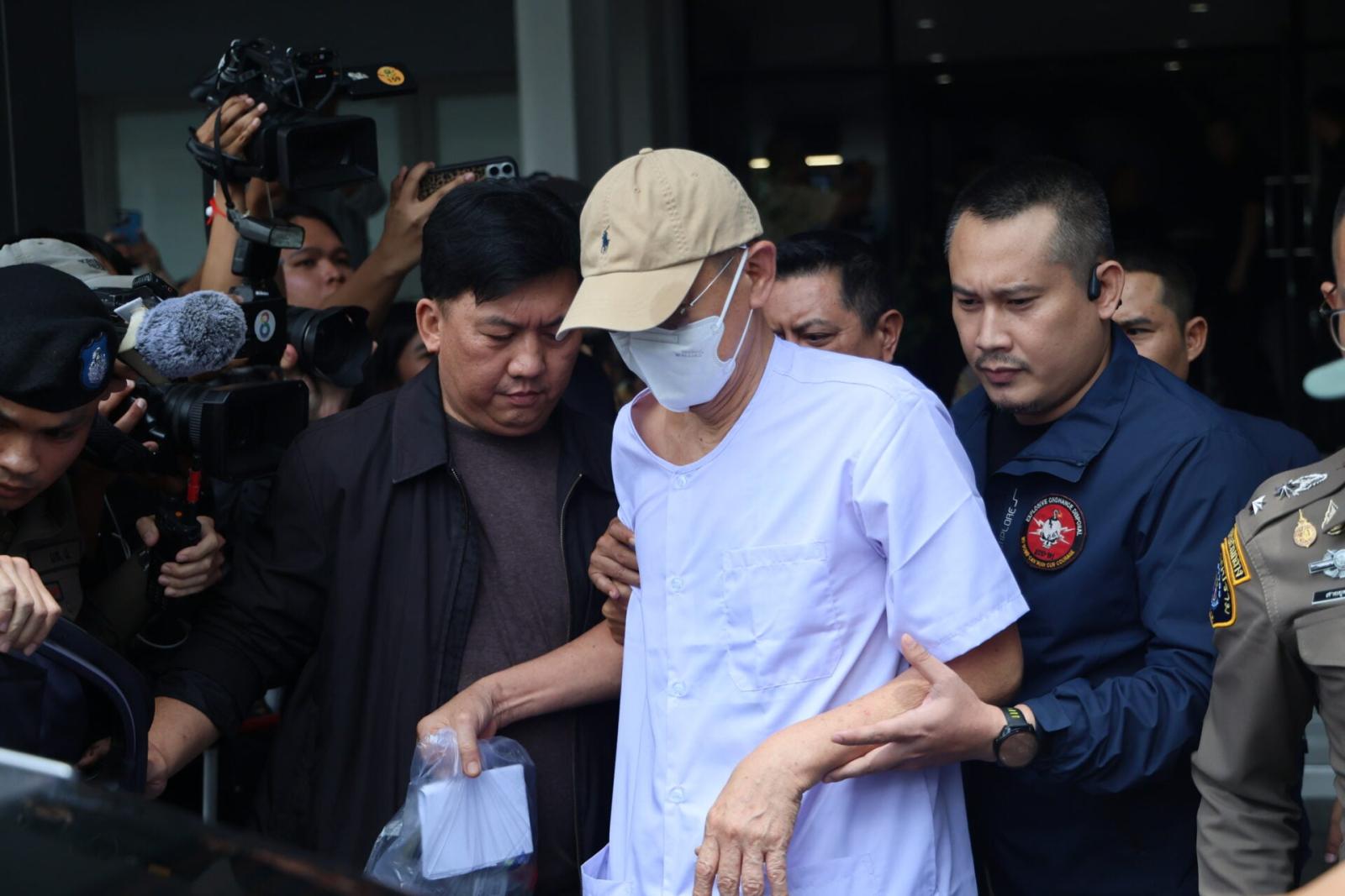Ex-abade e associada detidos por alegações de desvio de fundos no Wat Phutthaisawan