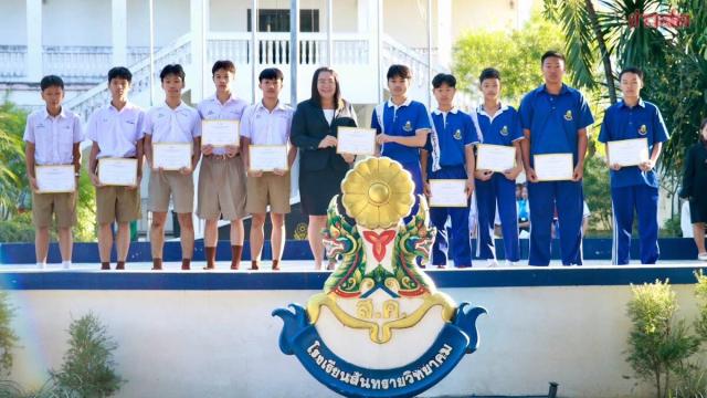 Escola Sansai Wittayakhom compete na Copa da Juventude do Primeiro-Ministro de Vôlei