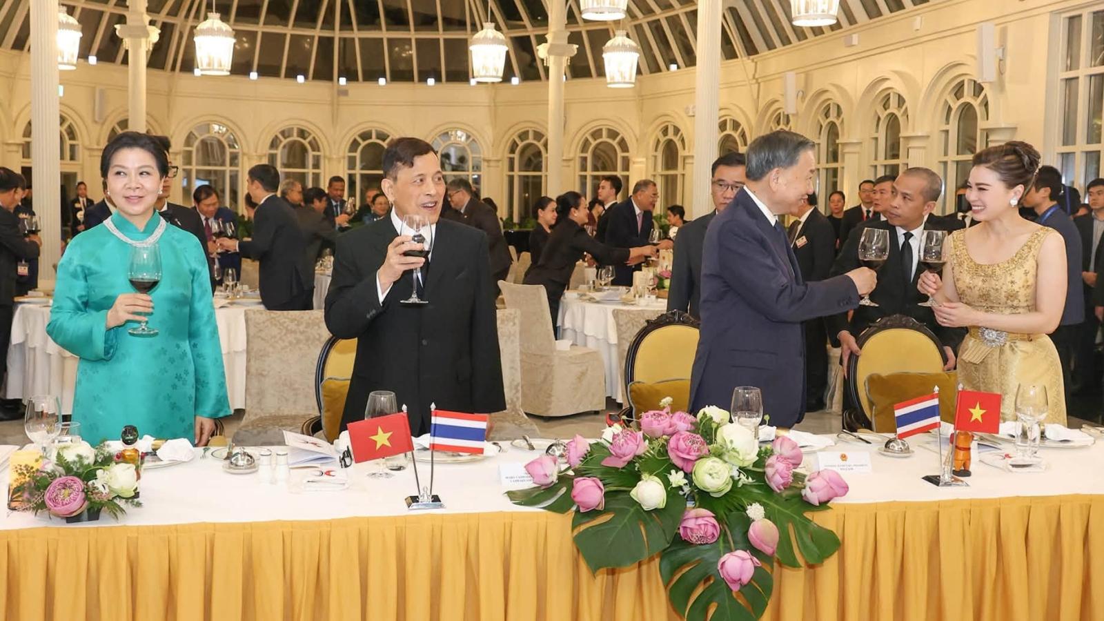 Les monarques thaïlandais assistent à un dîner officiel au palais du Tonkin à Hanoï
