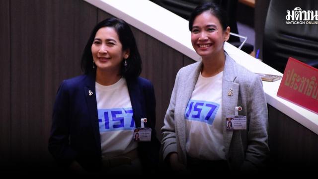 Abgeordnete der Demokratischen Partei tragen Protest-T-Shirts während der Debatte zum Bericht der Wahlkommission