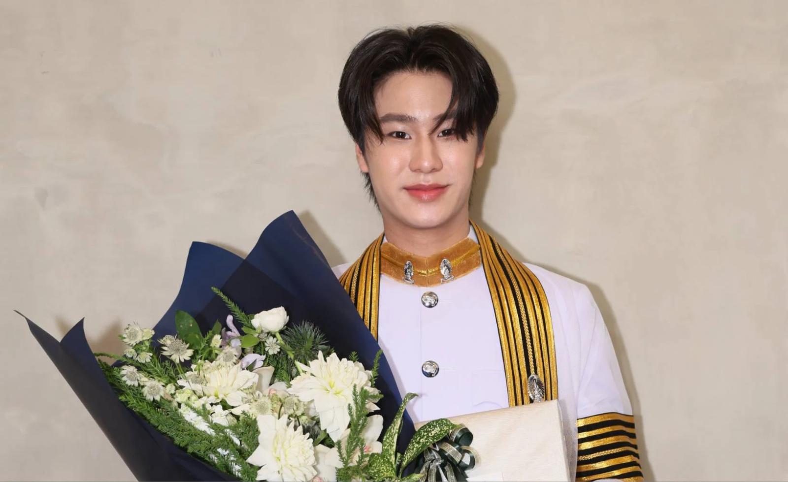 El actor de GMMTV Luke Ishikawa Plowden se gradúa de la Universidad de Chulalongkorn