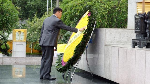 Thai Monarchs Pay Respects at Hanoi Memorials