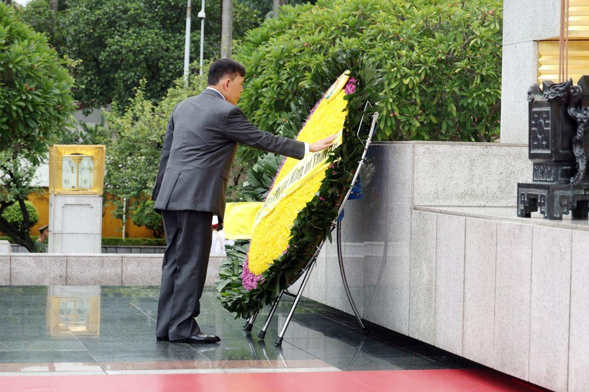 Thai Monarchs Pay Respects at Hanoi Memorials