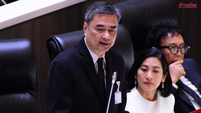 Abhisit Vejjajiva critica i rapporti della Commissione Elettorale in Parlamento