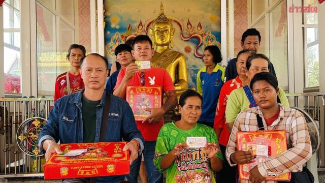 Vincitori della lotteria locale festeggiano al Wat Huai Sup