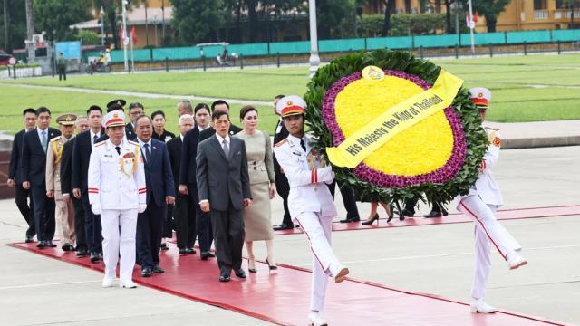 Thai Monarchs Pay Respects at Bac Son Monument in Hanoi