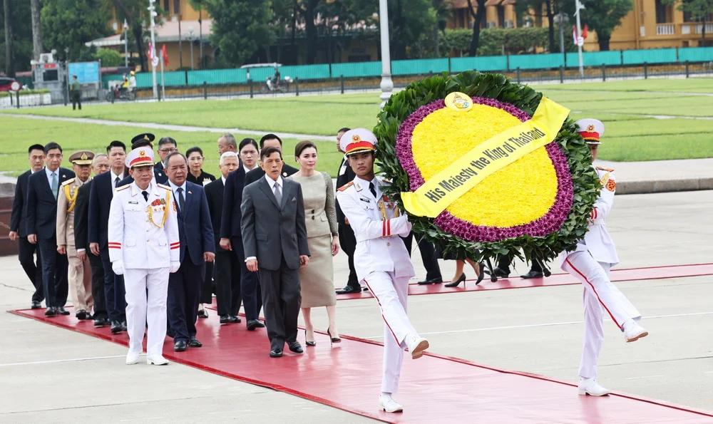 Thai Monarchs Pay Respects at Bac Son Monument in Hanoi