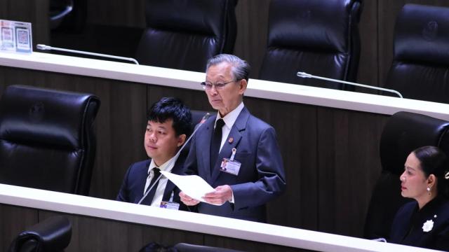 Chuan Leekpai critica la Commissione Elettorale sul processo di selezione del Senato