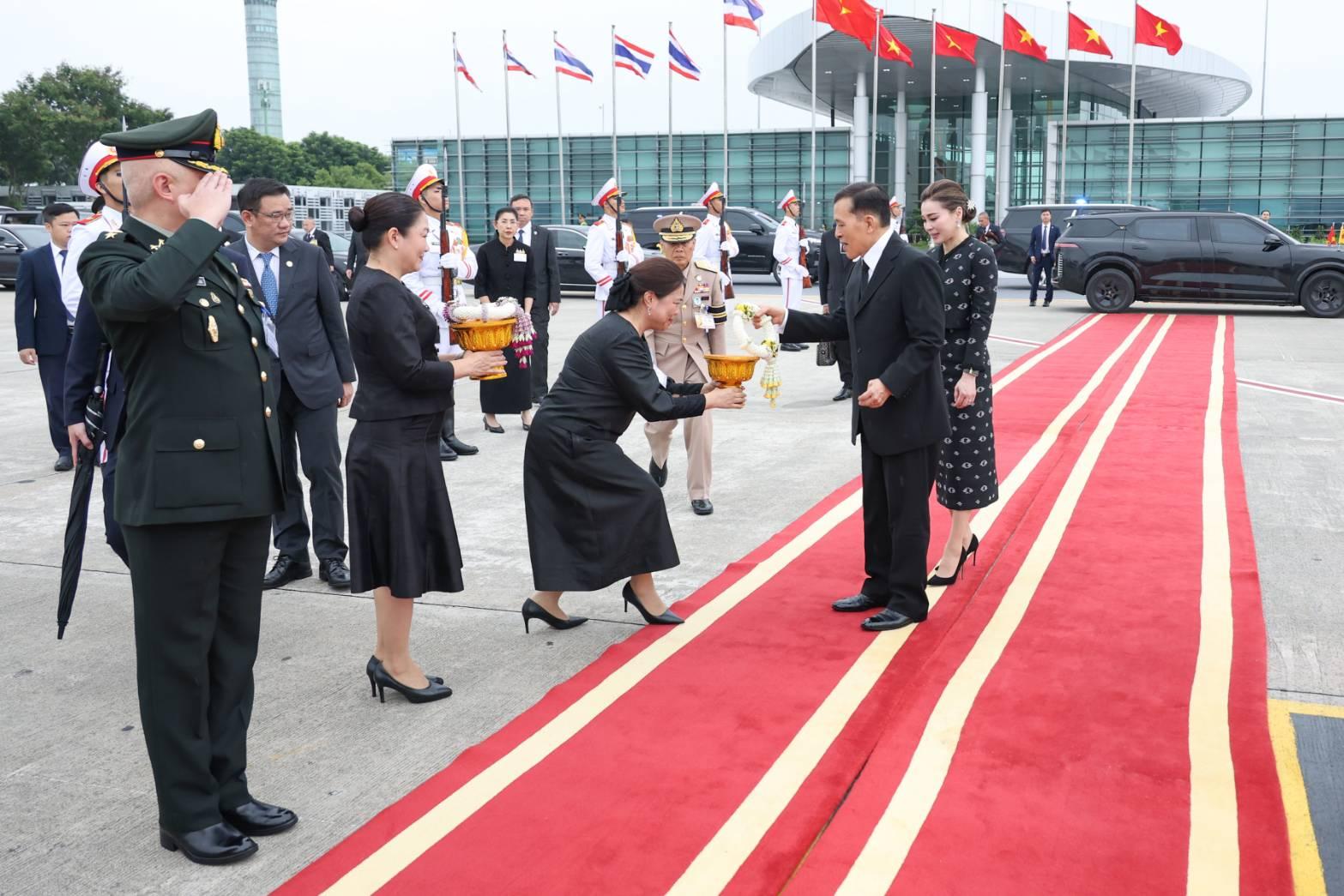 Thai Monarchs Conclude Official Visit to Vietnam
