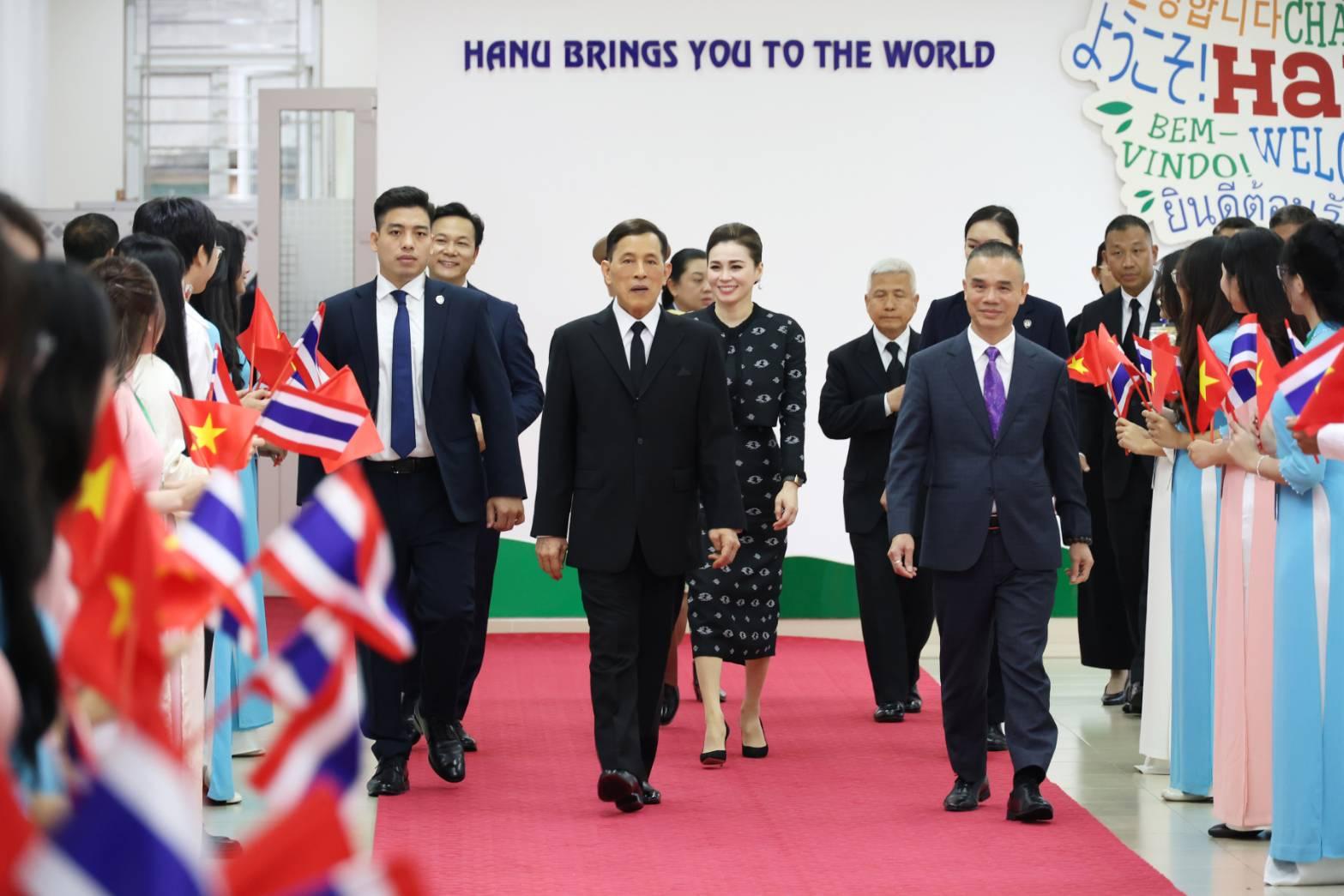 Thai Monarchs Visit Hanoi University