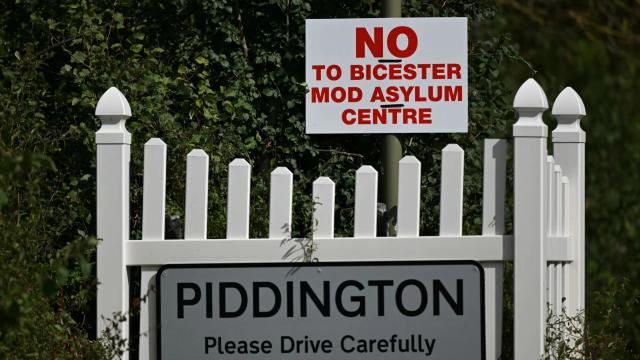 Villaggio inglese vota per la secessione in segno di protesta contro un centro per rifugiati