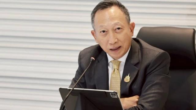 Ex-vice-ministro das Finanças Worapak Thanyawong nega ligações com redes de golpistas