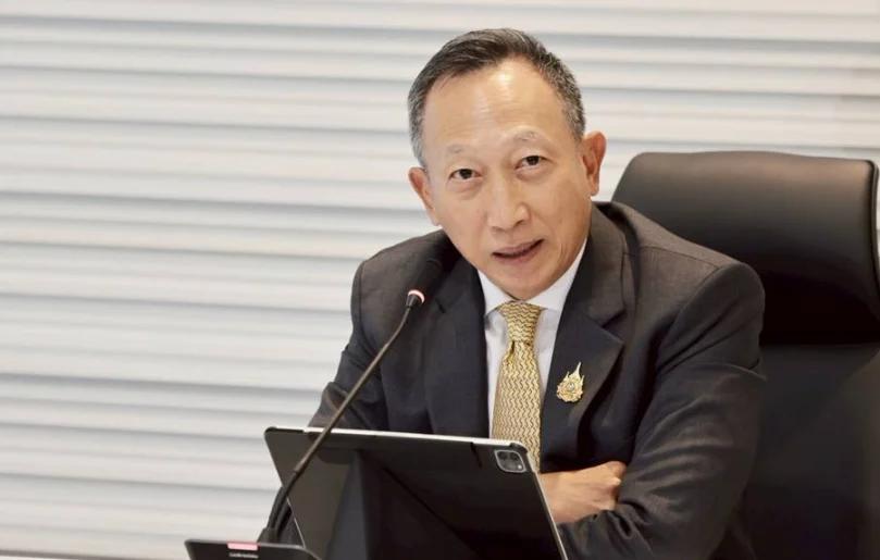 Ex-vice-ministro das Finanças Worapak Thanyawong nega ligações com redes de golpistas