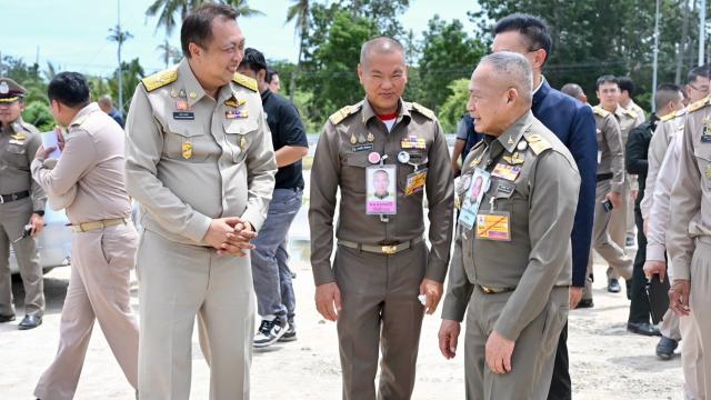 Le ministre des Ressources naturelles inspecte les projets de développement royal à Phetchaburi