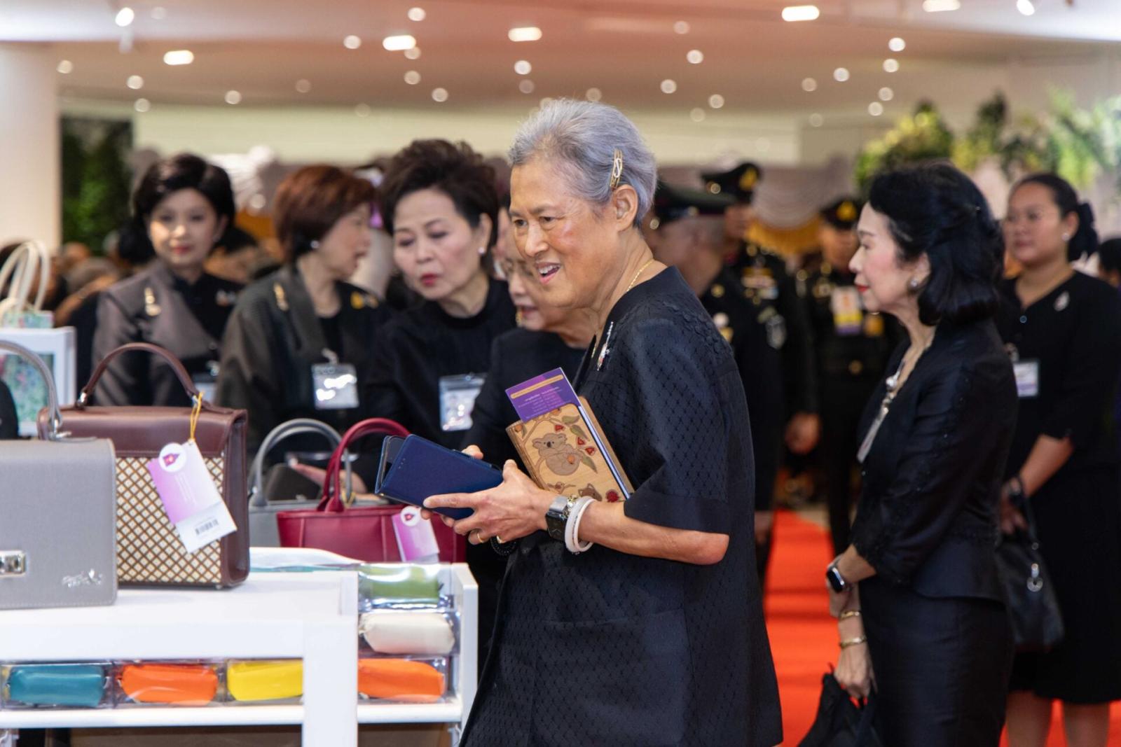 Ihre Königliche Hoheit Prinzessin Maha Chakri Sirindhorn eröffnet die 28. 'Sai Jai Thai'-Messe