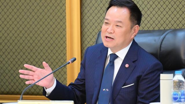 Innenminister Anutin äußert sich zu Rechenzentrumsverordnungen und lokaler Regierungsführung