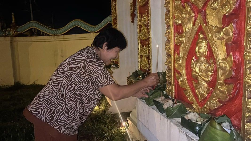 Les habitants de Nakhon Phanom honorent leurs ancêtres avec la tradition « Bun Khao Pradap Din »