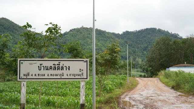 Navegando até a remota vila de Klity em Thong Pha Phum