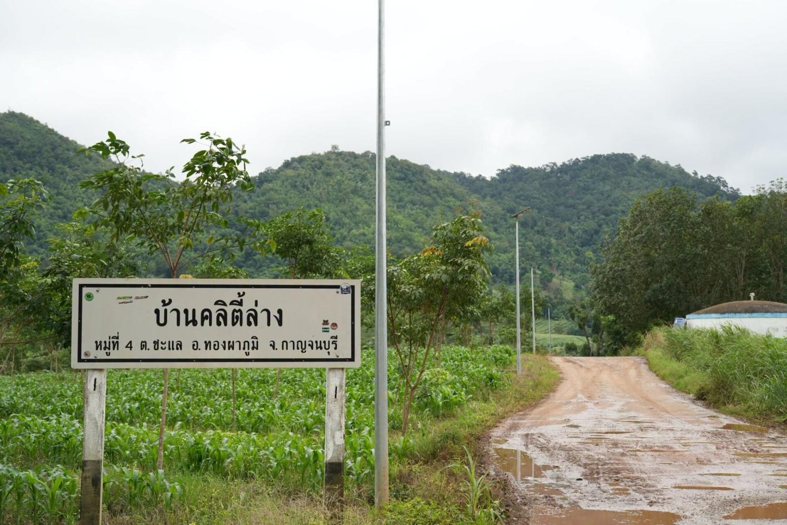 Navegando até a remota vila de Klity em Thong Pha Phum