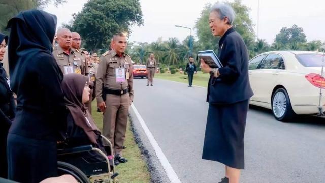 Son Altesse Royale la Princesse Maha Chakri Sirindhorn salue les habitants de Narathiwat