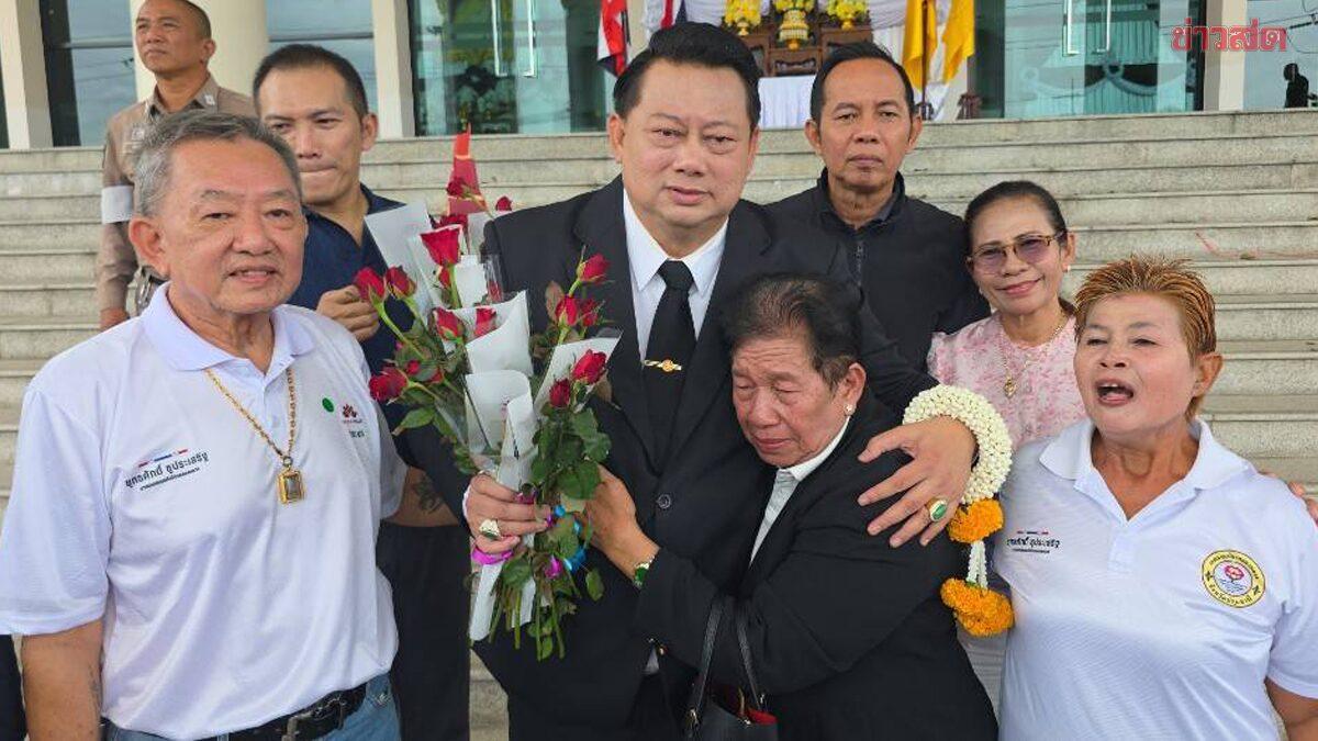 Prefeito de Khlong Luang mantém cargo após decisão judicial