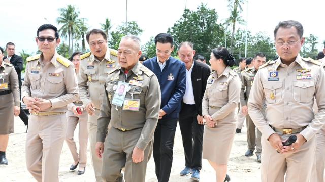 Le ministre Suchart inspecte les projets de développement royal à Phetchaburi