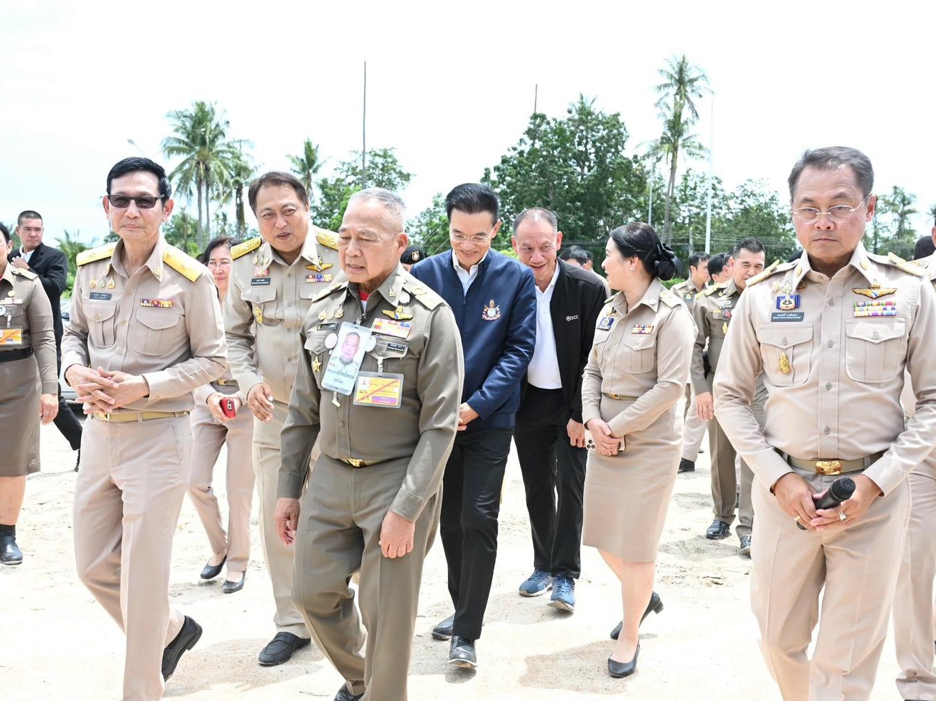 Le ministre Suchart inspecte les projets de développement royal à Phetchaburi