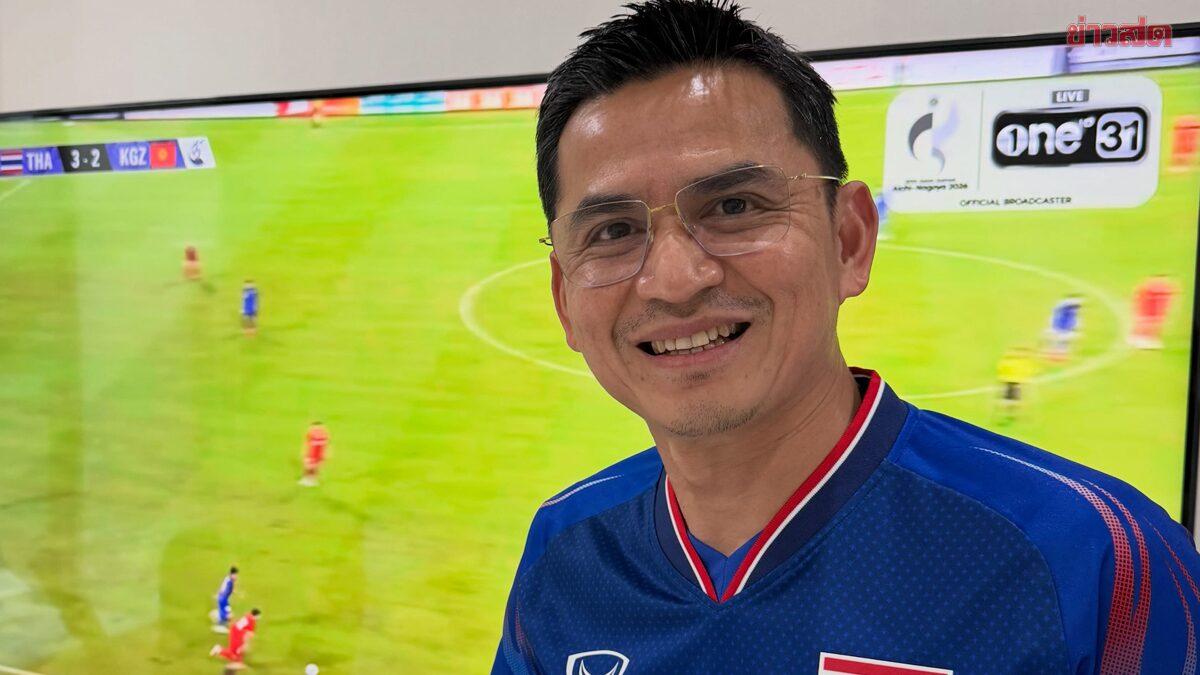 Kiatisuk Senamuang unterstützt Thailands Männer-Fußballteam bei den Asienspielen