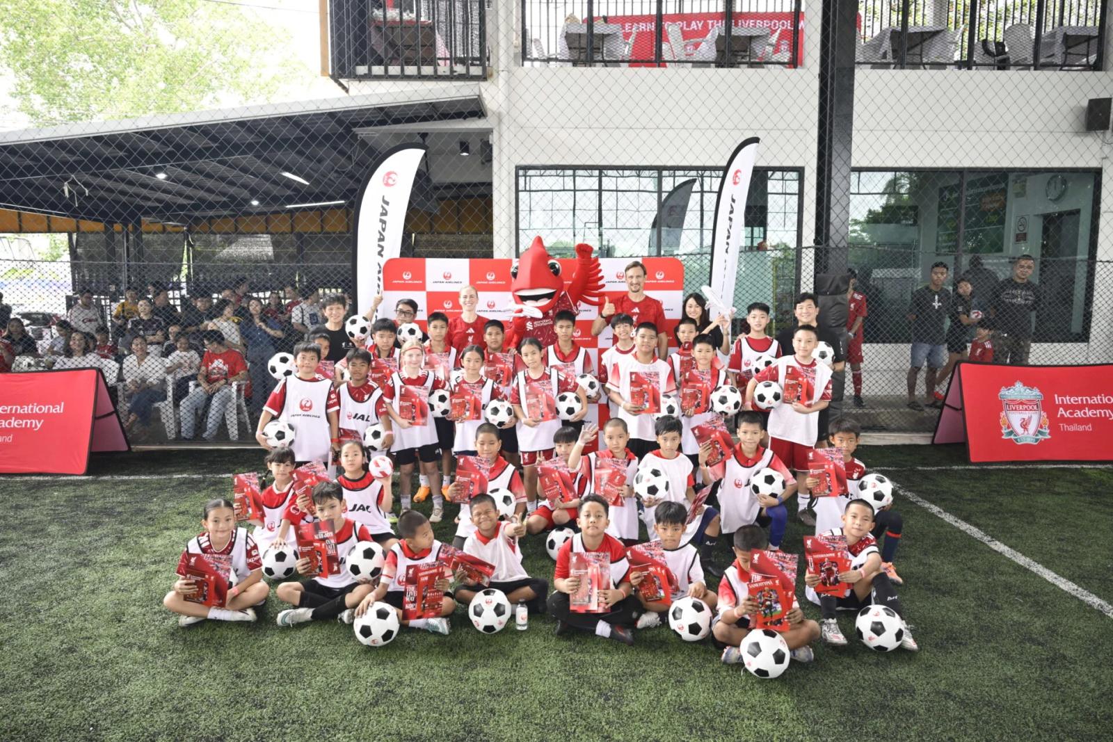 Japan Airlines e Liverpool FC annunciano una clinica di calcio in Thailandia