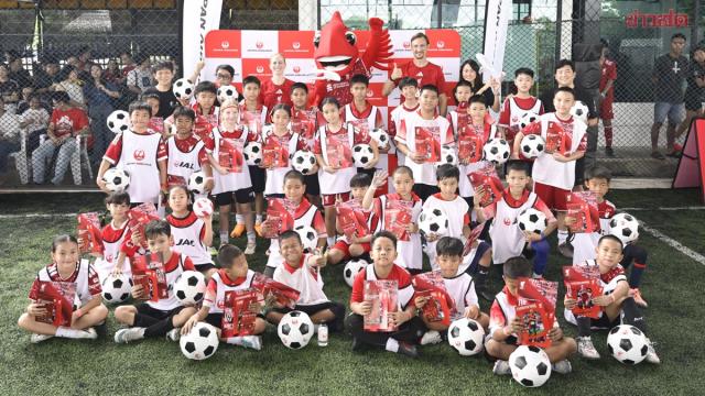 Japan Airlines und der Liverpool FC veranstalten Fußball-Klinik für Jugendliche in Bangkok