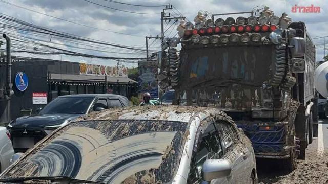 Traffic Disruption at Watcharaphon Intersection Following Mud Spill