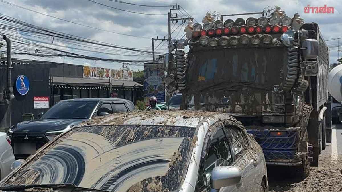 Traffic Disruption at Watcharaphon Intersection Following Mud Spill